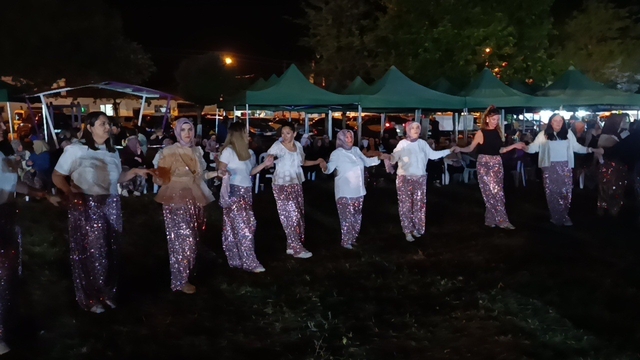 Köylü kadınlardan unutulmaz şalvar gecesi
Geleneksel kıyafetleriyle köy meydanında toplanan kadınlar, müzik eşliğinde gönüllerince eğlendi
Pazaryeri Belediye Başkanı Zekiye Tekin;
"Amaç eğlenmek, birlik beraberliği sağlamak"