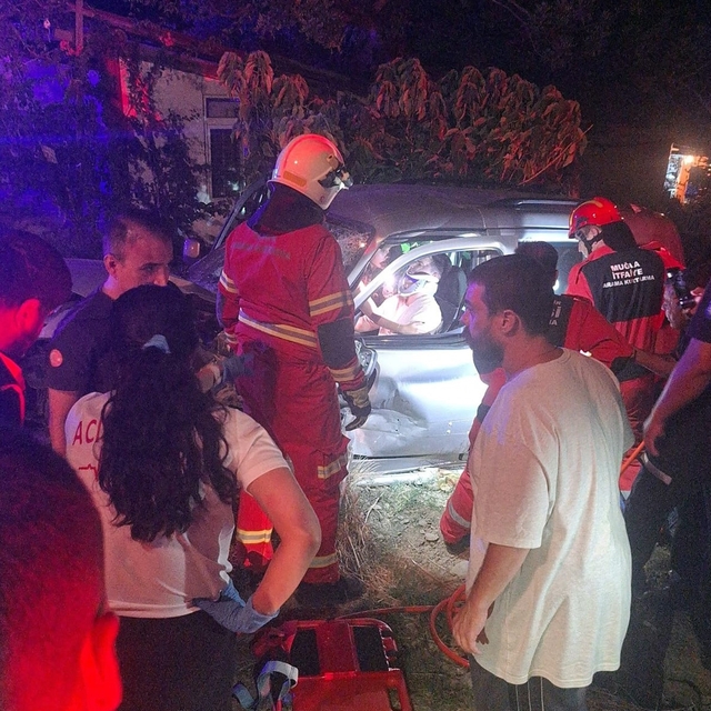 Kazada araç içinde sıkışan vatandaşı itfaiye ekipleri kurtardı