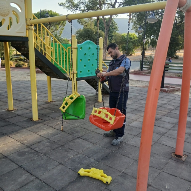 Didim Belediyesi parklarda bakım ve onarım çalışmalarını sürdürüyor