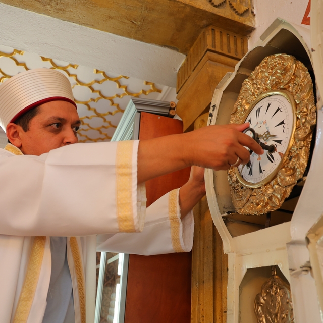 Kahramanmaraş'taki Beyazıtlı Camii'nin duvarındaki tarihi saat zamana tanık...