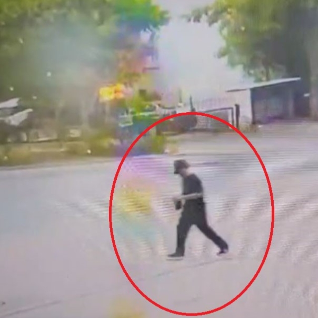 Şapkalı hırsız 'Örümcek Adam' gibi tırmanıp evleri soydu
Apartmanlara tırma...