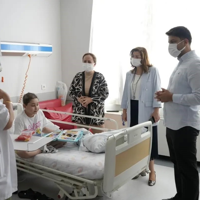 Aydın'da tedavi gören minik hastalara moral oldular