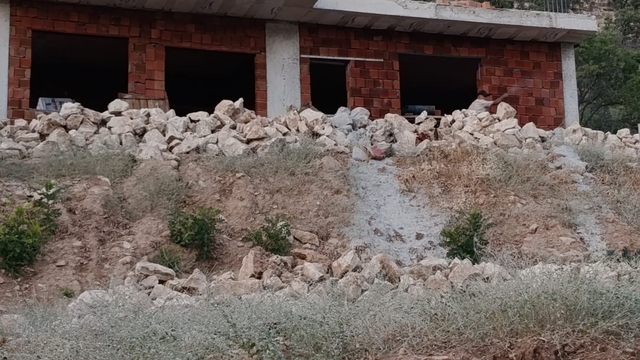 Gercüş'te iskeleden düşen taş ustası ağır yaralandı