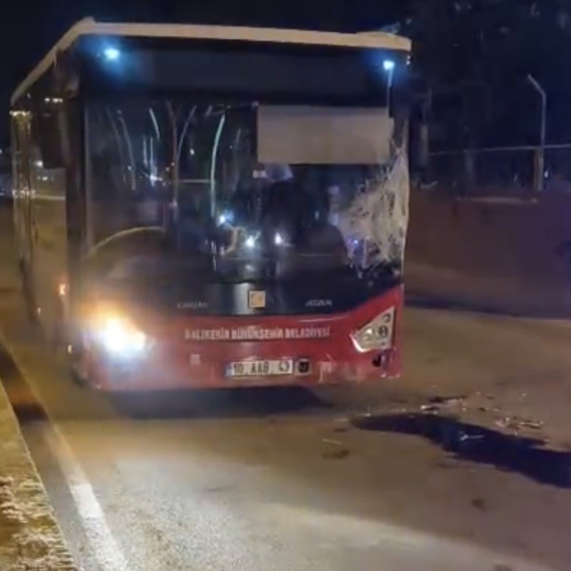 Bandırma'da ters yöndeki otobüs motosikletle çarpıştı: 17 yaşındaki sürücü...