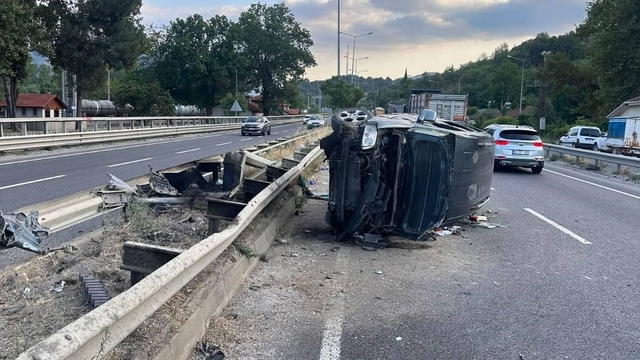 Bilecik'te otomobil bariyerlere çarptı: 3 yaralı