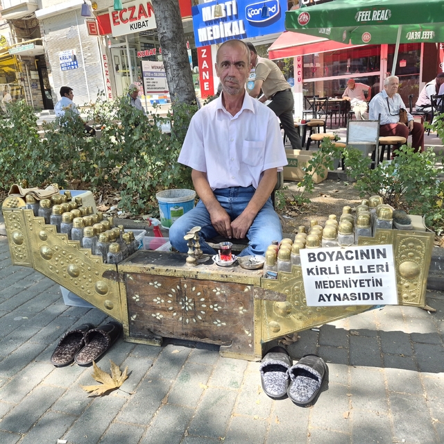 Seyyar ayakkabı boyacısının astığı yazı çevrede dikkat çekiyor