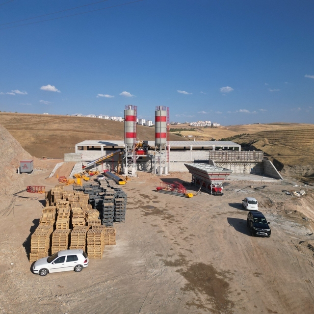 Siirt'in altyapısını güçlendirecek beton santrali ve parke taşı üretim tesi...