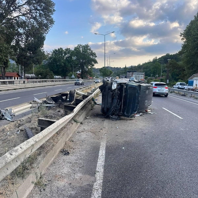 Bilecik'te otomobil bariyerlere çarptı: 3 yaralı