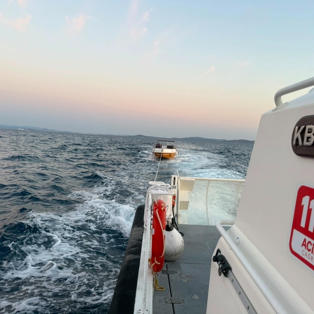 Çanakkale'de sürüklenen tekne kurtarıldı