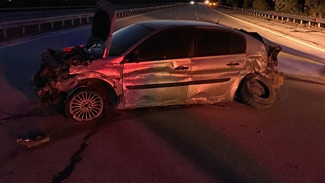 Kırklareli'de bariyerlere çarpan otomobil hurdaya döndü