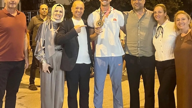 İsmail Nezir'e İzmir'de karşılama