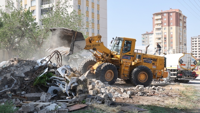 Yıldırım Beyazıt'ta 9 gecekondu kaldırılarak yerini park alanına bıraktı