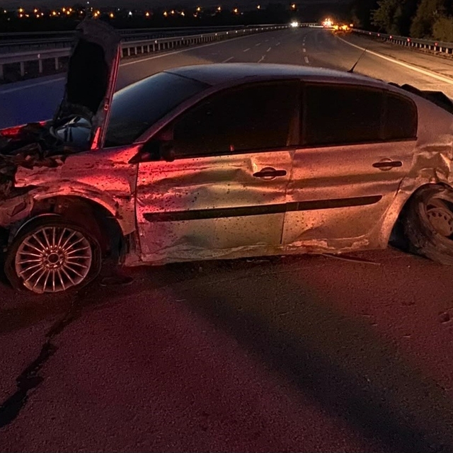 Kırklareli'de bariyerlere çarpan otomobil hurdaya döndü