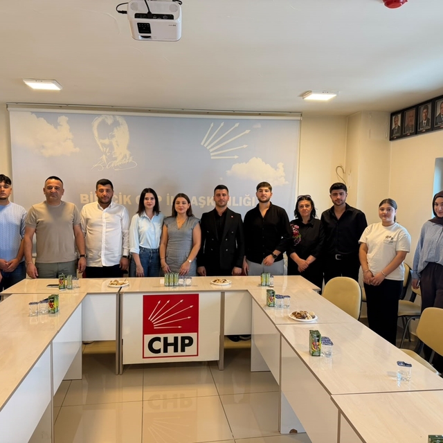 CHP Gençlik Kolları Genel Başkanı Berfin Karan, Bilecik'te gençlerle buluşt...