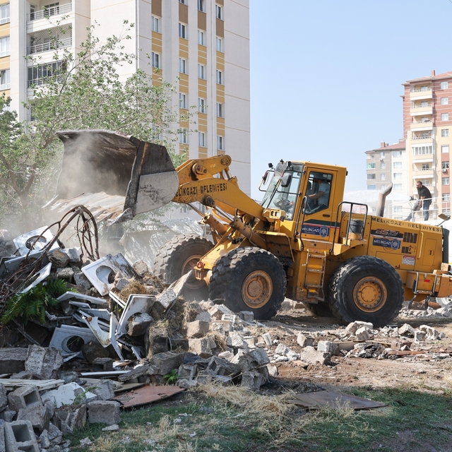 Yıldırım Beyazıt'ta 9 gecekondu kaldırılarak yerini park alanına bıraktı