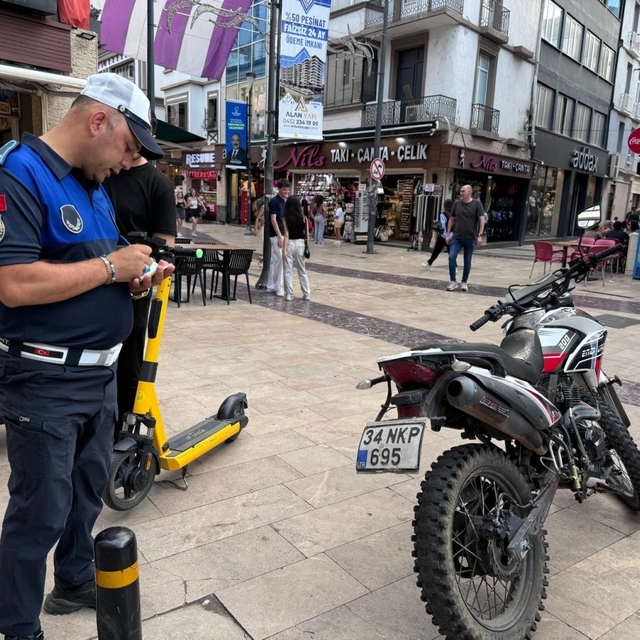 Ordu'da zabıta ekiplerinden kapalı caddelerde motosiklet ve bisiklet deneti...
