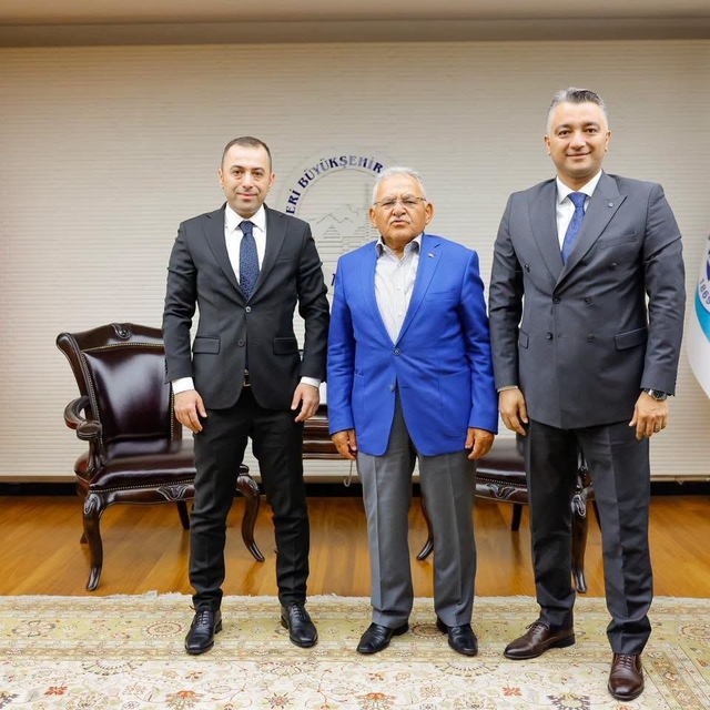 Başkan Büyükkılıç, şehrin farklı kesimlerinden konuklarını makamında ağırla...