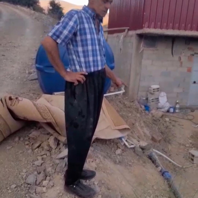 Kozan'da açıkta bırakılan su borusu vatandaşı mağdur ediyor