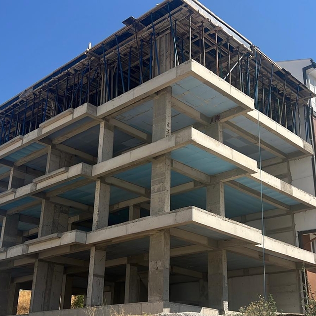 Asansör boşluğuna düşen işçi yaralandı