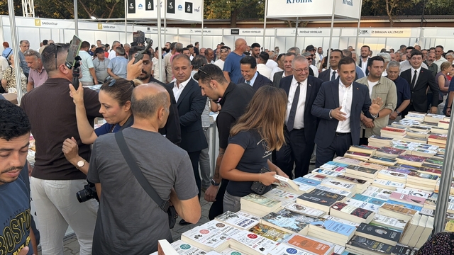 8. Edremit Kitap Fuarı Kitapseverlere kapılarını açtı
8. Edremit Kitap Fuarı başladı