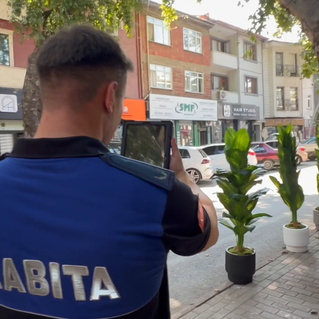 Bursa'da zabıtadan kaldırım işgali ve çevre kirliliği denetimi