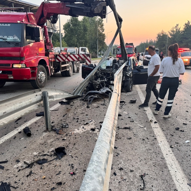Isparta'da feci kaza: Bariyerlere çarpan otomobilin sürücüsü hayatını kaybe...