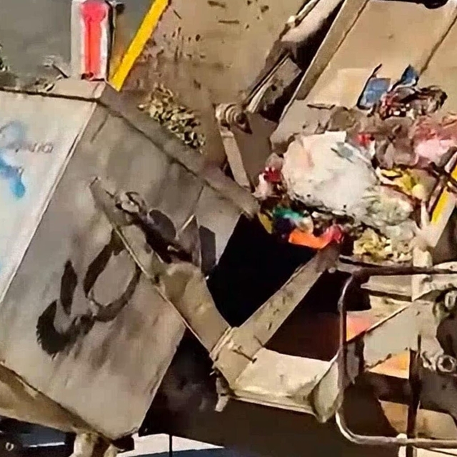 Şanlıurfa'da temizlik personelinin bayrak hassasiyeti takdir topladı
