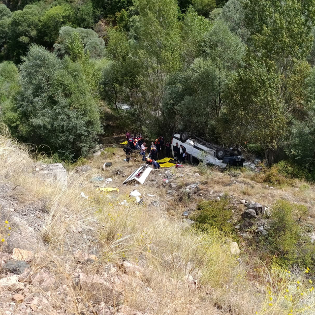 Sivas'ta minibüs uçuruma yuvarlandı; yaralılar var