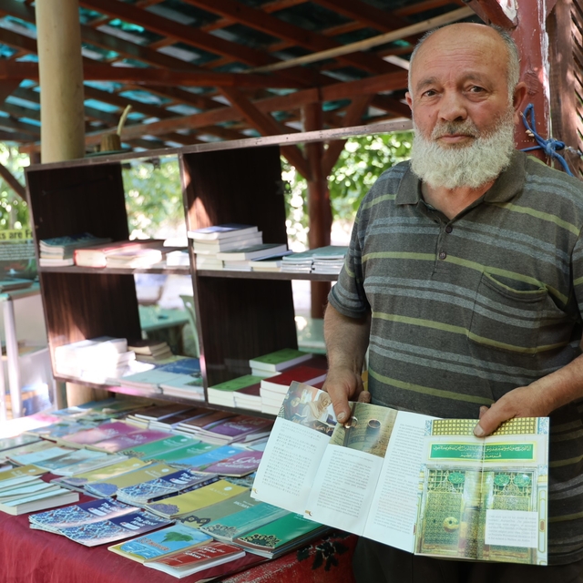 Kızıl Vadide 30 yıldır turistlere 15 farklı dilde Kur'an-ı Kerim meali dağı...