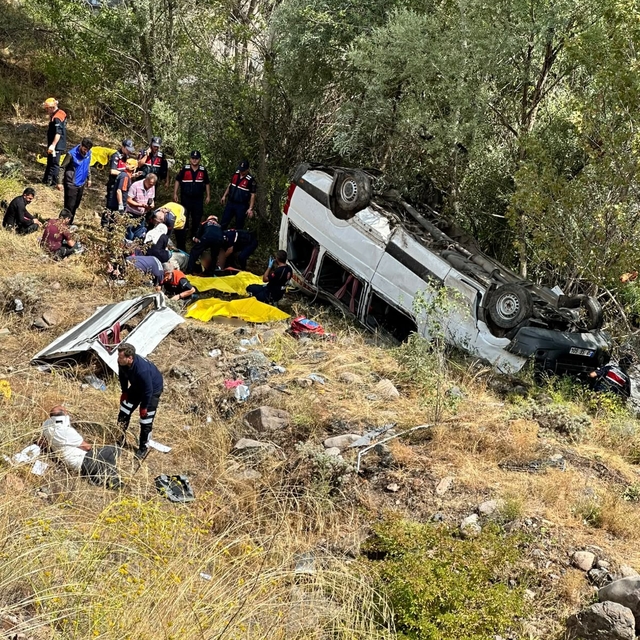 Minibüs şarampole uçtu: 4'ü ağır 10 kişi yaralandı