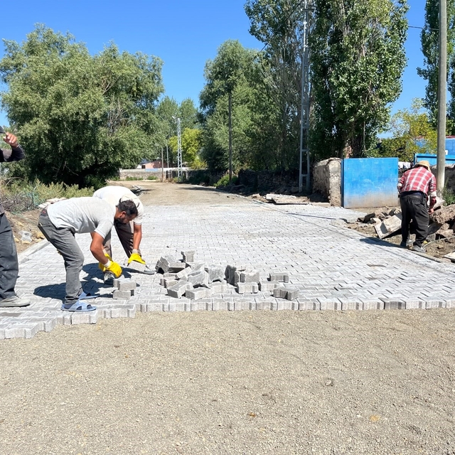 Akyaka'da köy yollarının kilit parke taş yapımı sürüyor