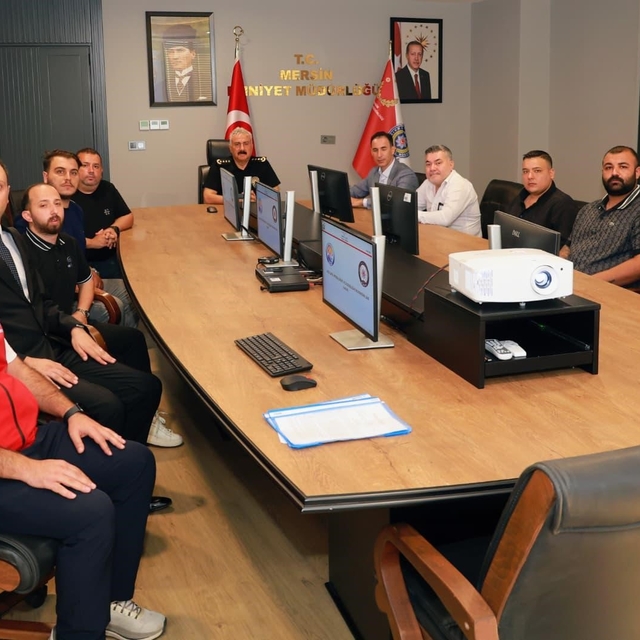 Mersin Emniyet Müdürü Aktaş, sezon öncesi taraftar temsilcileriyle bir aray...