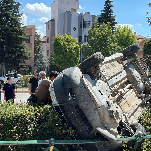 Eskişehir'de araç, çarptığı ağacı devirip takla attı