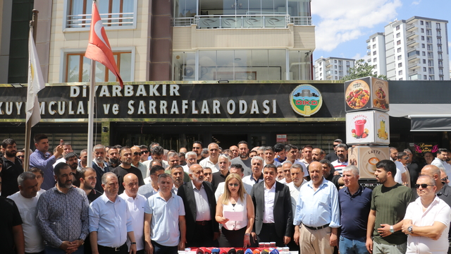 Diyarbakır'da kuyumcu esnafı, silahlı saldırıyı protesto etti