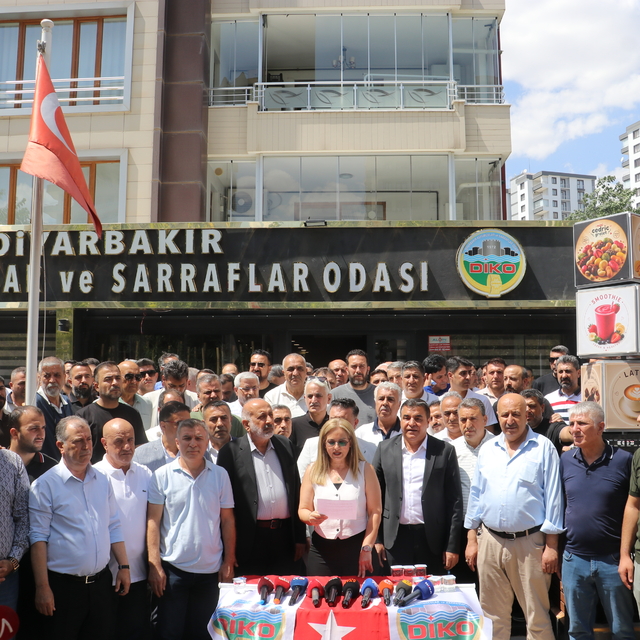 Diyarbakır'da kuyumcu esnafı, silahlı saldırıyı protesto etti