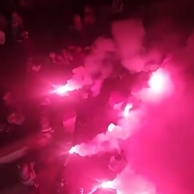 Havai fişekler, davetlilerin bulunduğu alana düştü