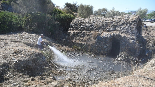 Kuşadası'nda tarihi Roma Hamamı'nda temizlik çalışması