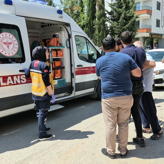 Minibüs ile motosiklet çarpıştı: 2 Yaralı