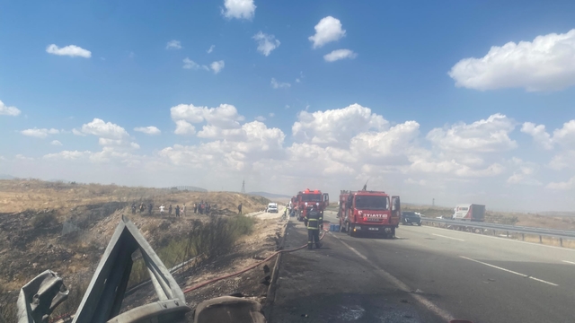 Niğde-Ankara Otoyolu'nda madeni yağ yüklü TIR devrildi; 1 ölü