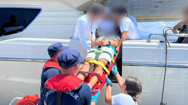 Fethiye'de özel teknede yaralanan vatandaşa tıbbi tahliye