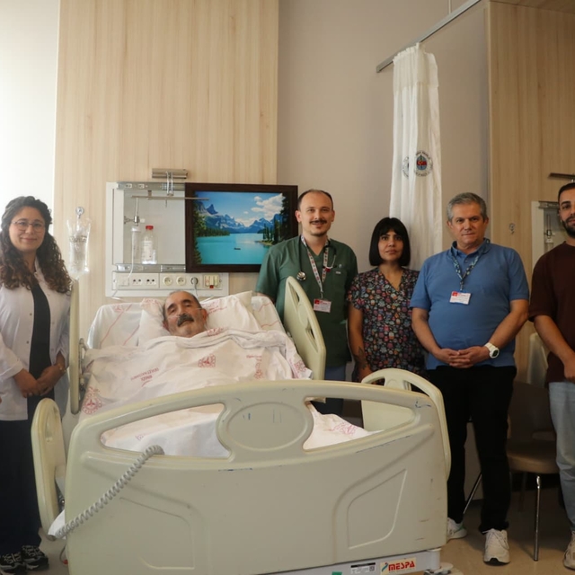 Acil servisteki hastanın duran kalbi, kalp masajıyla yeniden çalıştırıldı