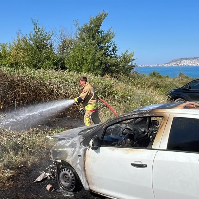 Sinop'ta otomobil yandı, otluk alanı tutuşturdu
