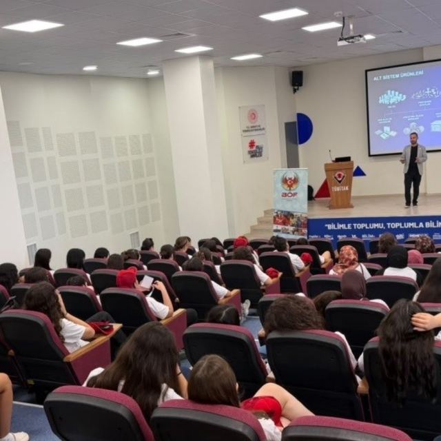 Niğdeli öğrenciler "Bilimin İzinde, Geleceğin Peşinde" kampına katıldı