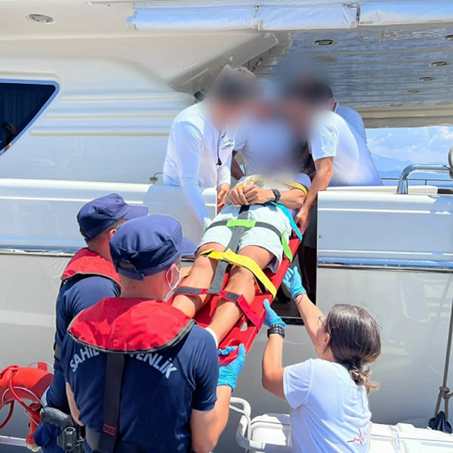 Fethiye'de özel teknede yaralanan vatandaşa tıbbi tahliye