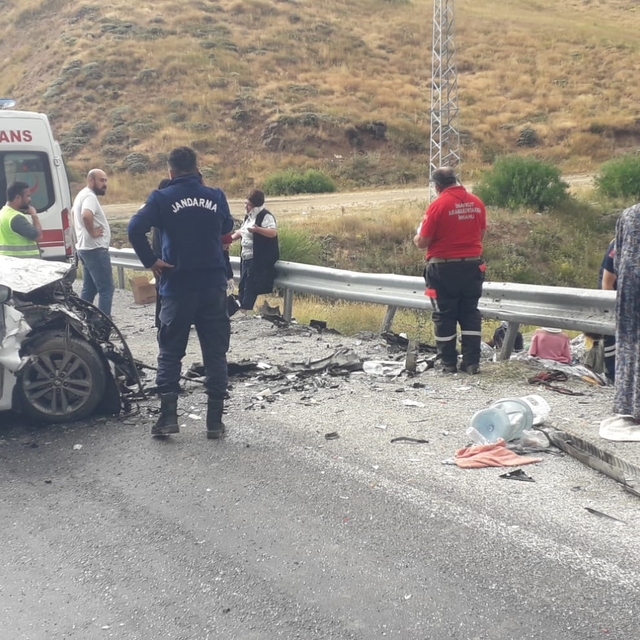 Fındık işçilerini taşıyan minibüs ile otomobil çarpıştı: 6'sı çocuk 11 yara...