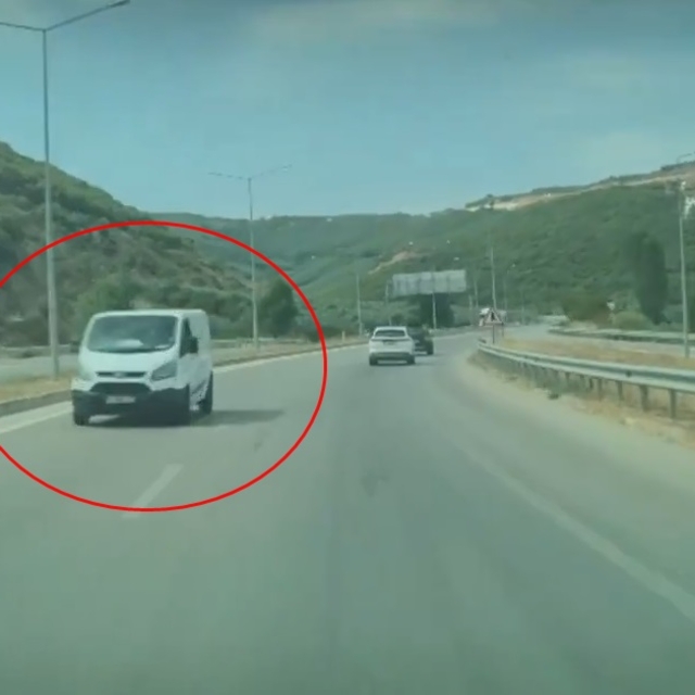 Ters yönde ilerleyen minibüs, tehlike yarattı
