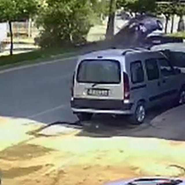 Ağaca çarpan otomobildeki 7 kişi yaralandı; kaza kamerada