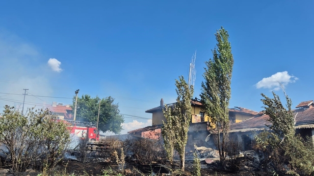 Uşak'ta çıkan ev yangında ev kullanılmaz hale geldi
