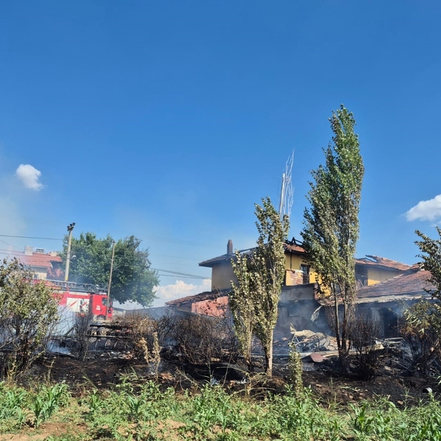 Uşak'ta çıkan ev yangında ev kullanılmaz hale geldi
