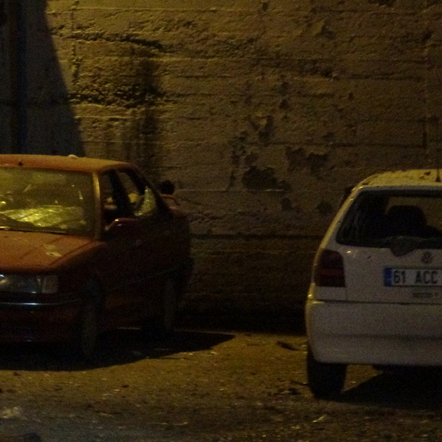 Trabzon'da İlçe Emniyet Müdürlüğü bahçesine hava aracı düştü; 4 araç hasar...